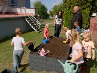 Jak jsme s dětmi postavili vyvýšené záhony ve školce