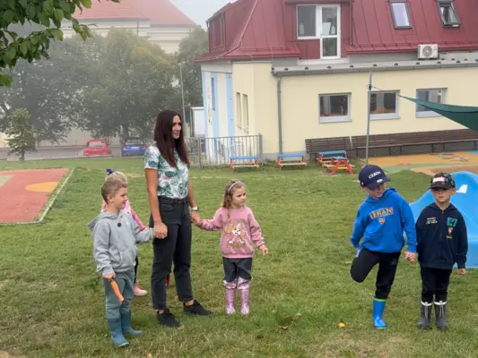 Paní učitelka s dětmi na zahradě Flexi Element