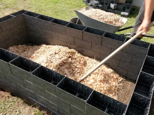 Plnění vyvýšeného záhonu ve školce Flexi Element
