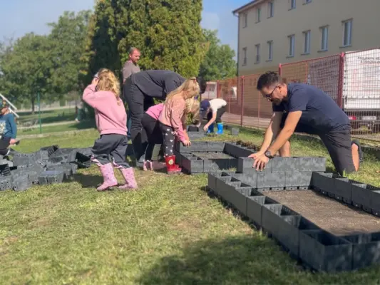 Stavění záhonu ve školce s rodiči Flexi Element
